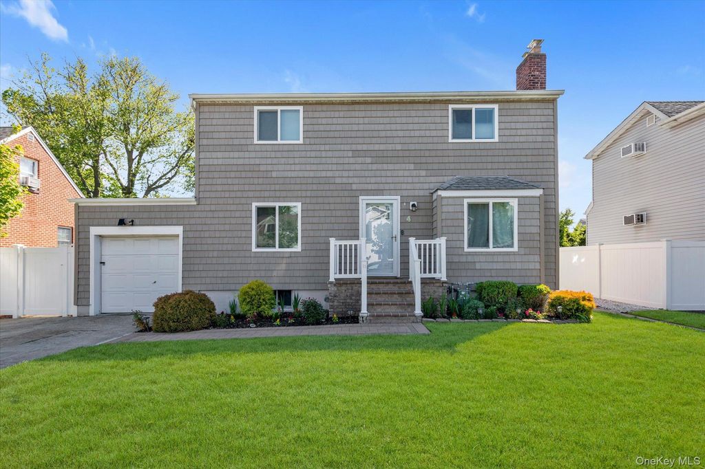 4 Lido Parkway, Lindenhurst, NY 11757