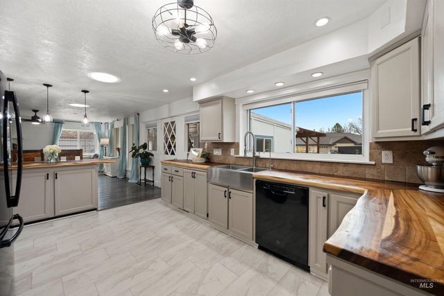 7816 E Victory Rd, Nampa, ID 83687