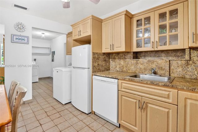 9231 SW 16th St, Miami, FL 33165