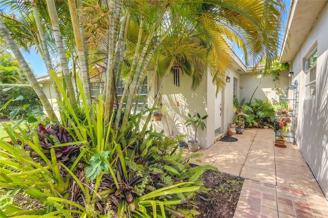 9231 SW 16th St, Miami, FL 33165