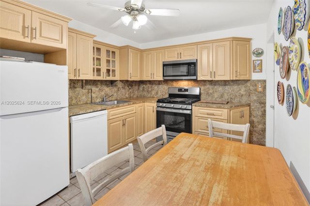 9231 SW 16th St, Miami, FL 33165