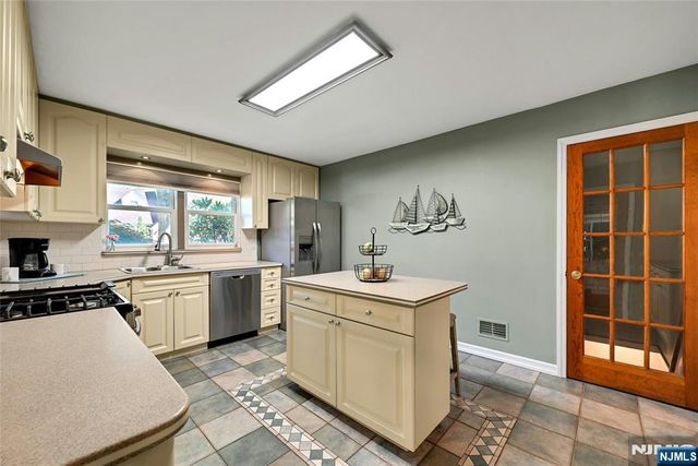 1000 Alpine Drive, Teaneck, NJ 07666