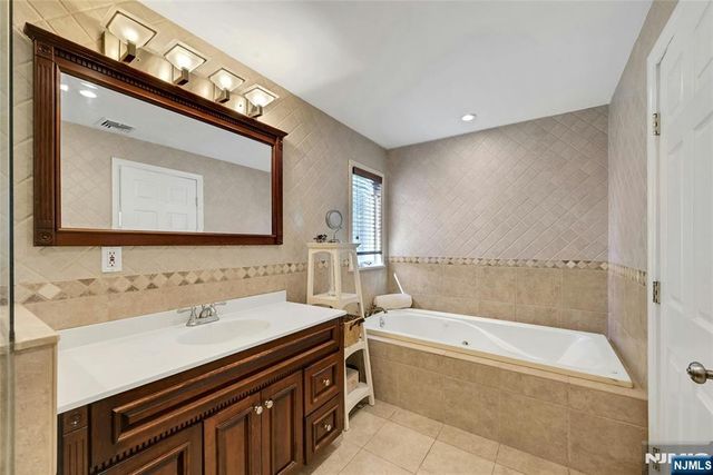 1000 Alpine Drive, Teaneck, NJ 07666