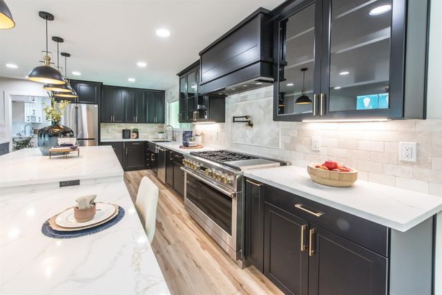 2812 American River Dr, Sacramento, CA 95864