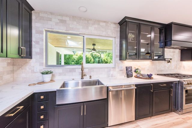 2812 American River Dr, Sacramento, CA 95864