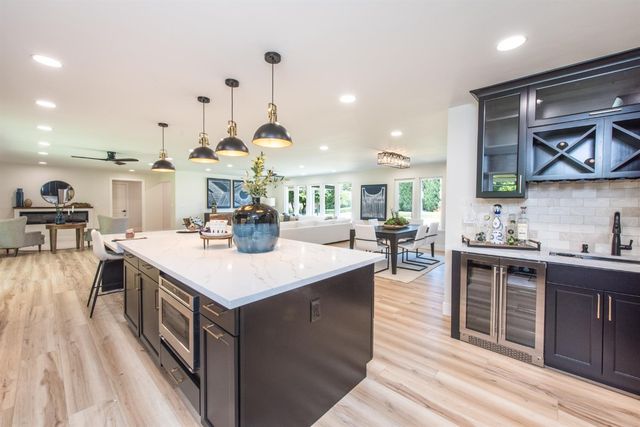 2812 American River Dr, Sacramento, CA 95864