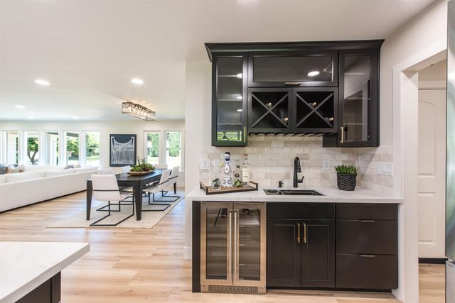 2812 American River Dr, Sacramento, CA 95864