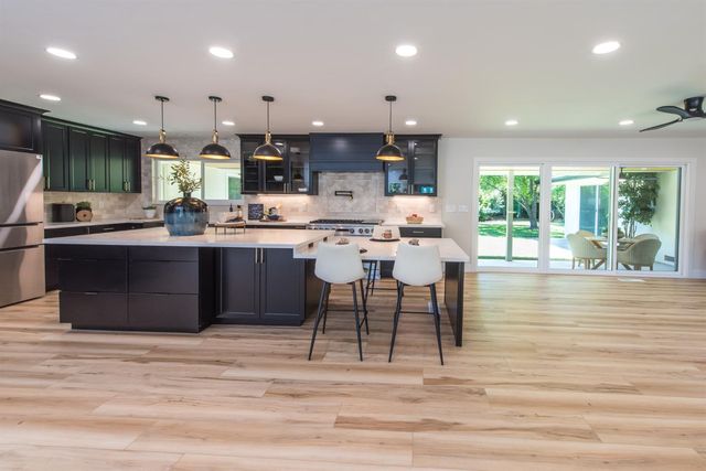 2812 American River Dr, Sacramento, CA 95864