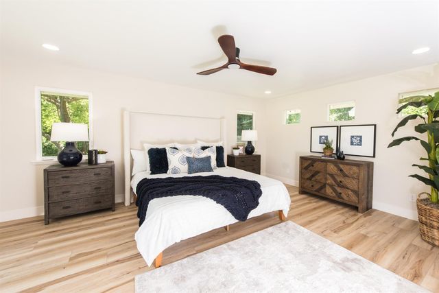 2812 American River Dr, Sacramento, CA 95864