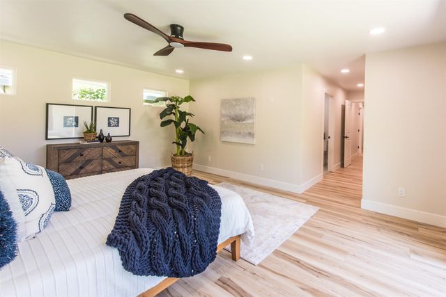 2812 American River Dr, Sacramento, CA 95864