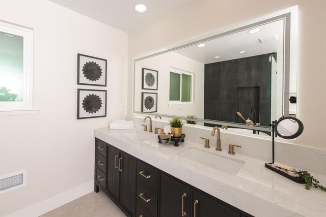 2812 American River Dr, Sacramento, CA 95864