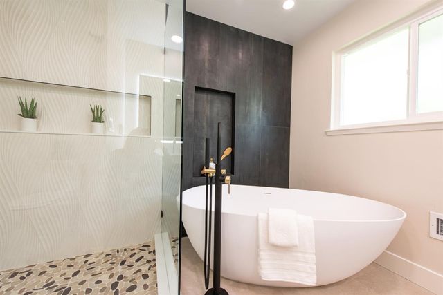 2812 American River Dr, Sacramento, CA 95864
