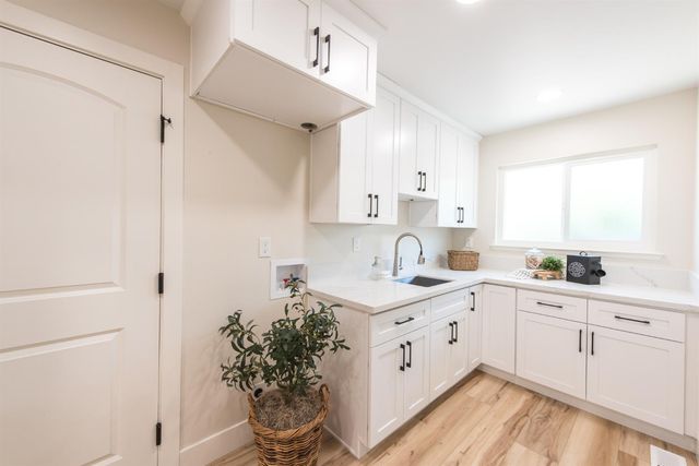 2812 American River Dr, Sacramento, CA 95864