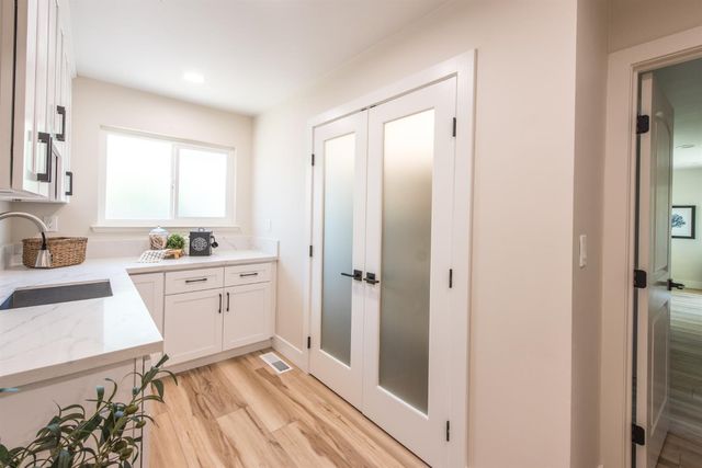 2812 American River Dr, Sacramento, CA 95864