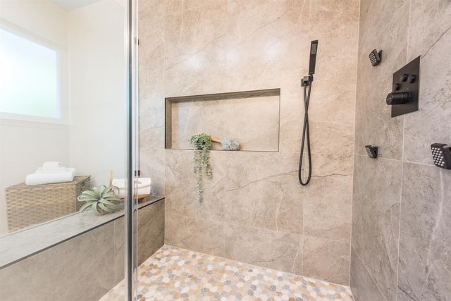 2812 American River Dr, Sacramento, CA 95864