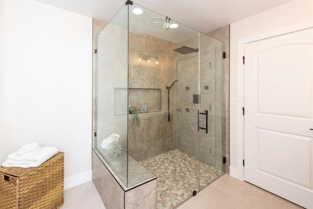 2812 American River Dr, Sacramento, CA 95864