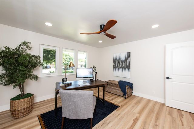 2812 American River Dr, Sacramento, CA 95864