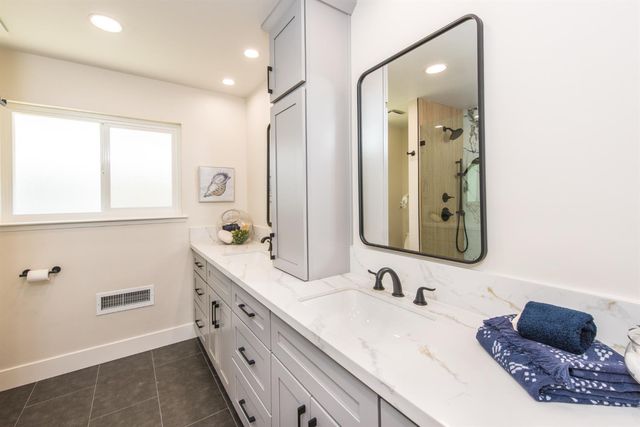2812 American River Dr, Sacramento, CA 95864