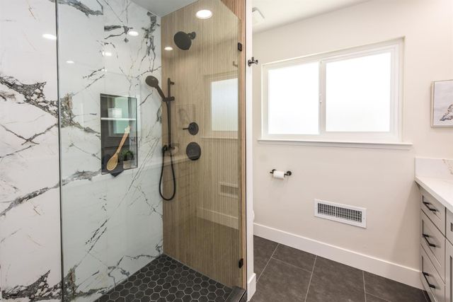 2812 American River Dr, Sacramento, CA 95864