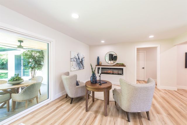 2812 American River Dr, Sacramento, CA 95864