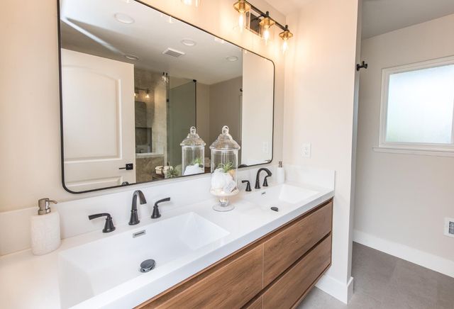 2812 American River Dr, Sacramento, CA 95864