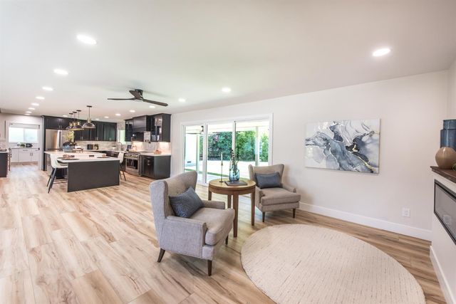 2812 American River Dr, Sacramento, CA 95864