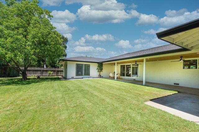 2812 American River Dr, Sacramento, CA 95864