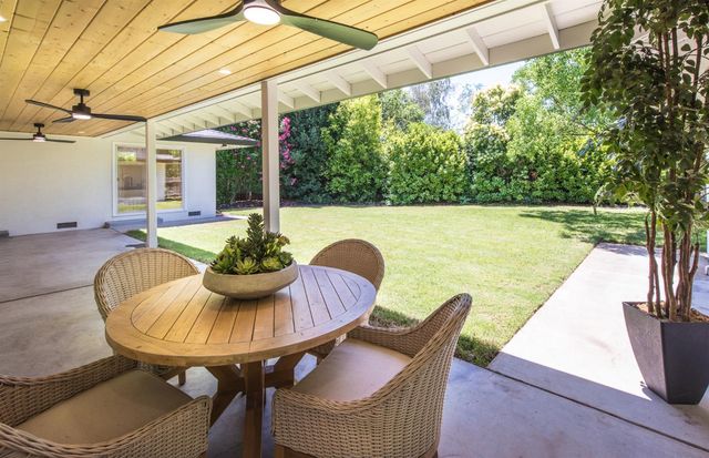 2812 American River Dr, Sacramento, CA 95864