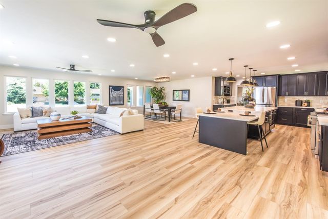 2812 American River Dr, Sacramento, CA 95864