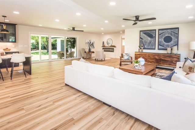 2812 American River Dr, Sacramento, CA 95864