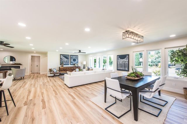 2812 American River Dr, Sacramento, CA 95864