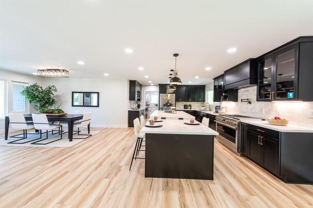 2812 American River Dr, Sacramento, CA 95864