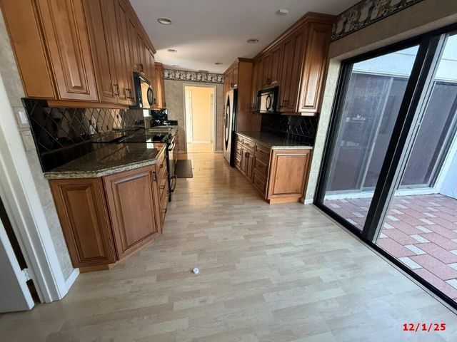 9 Windsor Lane, Boynton Beach, FL 33436