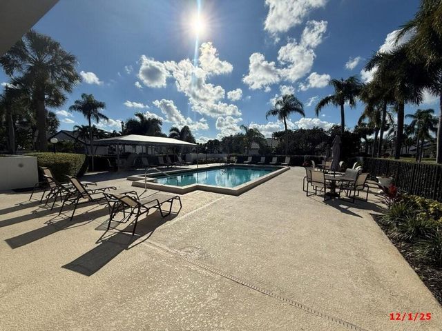 9 Windsor Lane, Boynton Beach, FL 33436