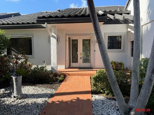 9 Windsor Lane, Boynton Beach, FL 33436