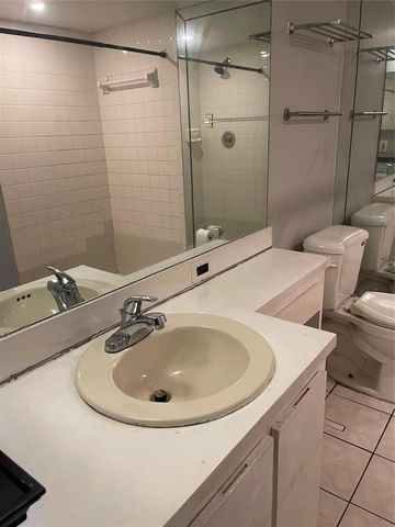 3083 N Oakland Forest Drive 308, Oakland Park, FL 33309