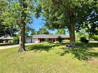 202 Flanders Drive, Chickasha, OK 73018