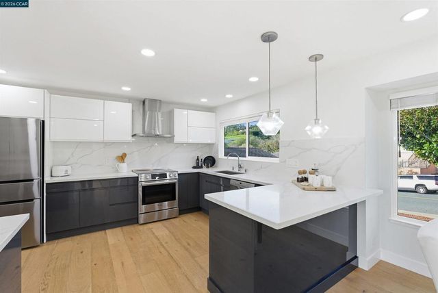 89 Greenfield Dr, Moraga, CA 94556