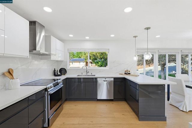 89 Greenfield Dr, Moraga, CA 94556