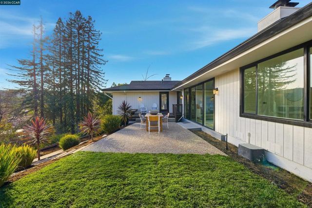 89 Greenfield Dr, Moraga, CA 94556