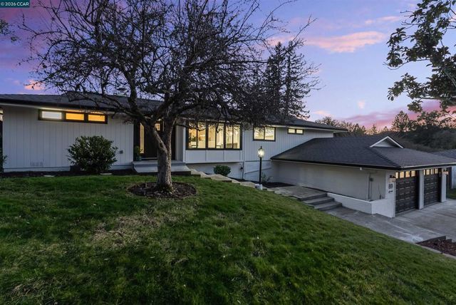 89 Greenfield Dr, Moraga, CA 94556