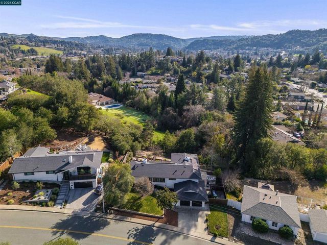 89 Greenfield Dr, Moraga, CA 94556