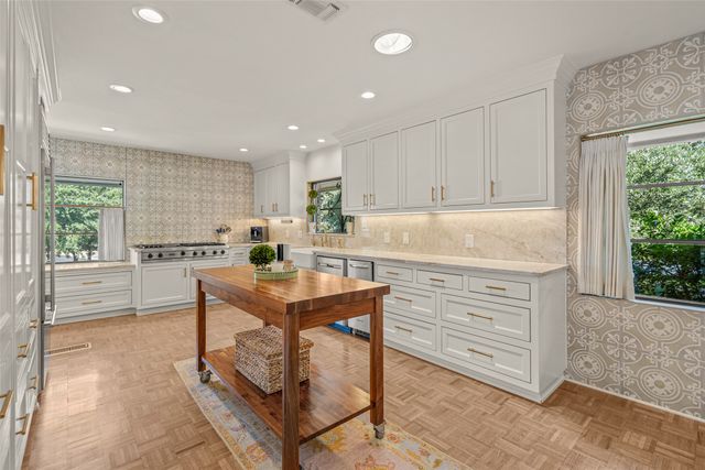 5849 Merrymount Road, Westover Hills, TX 76107