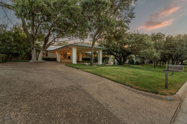 5849 Merrymount Road, Westover Hills, TX 76107