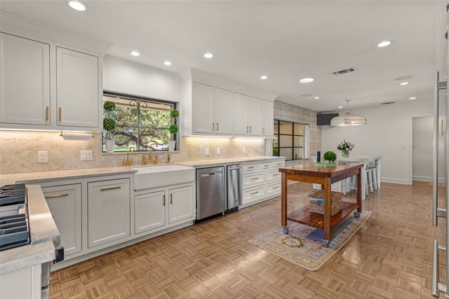5849 Merrymount Road, Westover Hills, TX 76107
