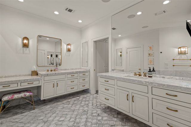 5849 Merrymount Road, Westover Hills, TX 76107