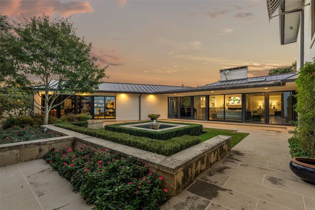 5849 Merrymount Road, Westover Hills, TX 76107