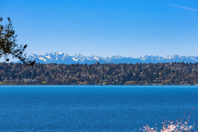 903 Shoreland Drive SE, Bellevue, WA 98004