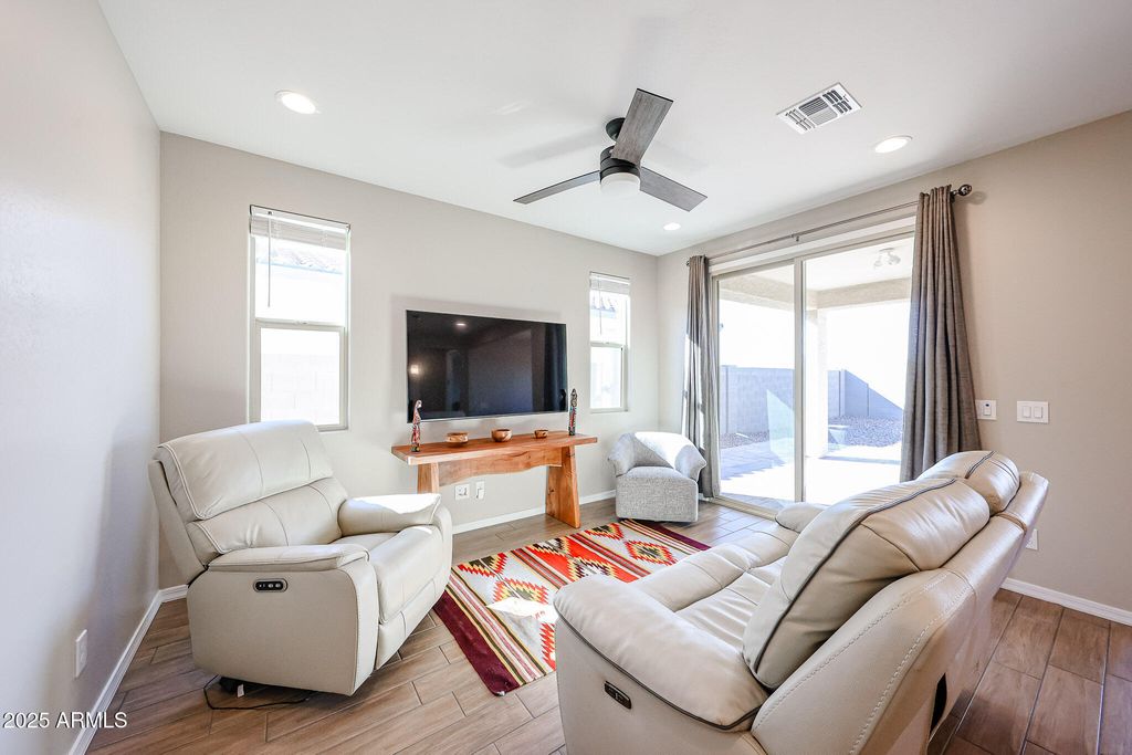 Image 12 of property listing at 18062 W AMBER RIDGE Way, Goodyear, AZ 85338