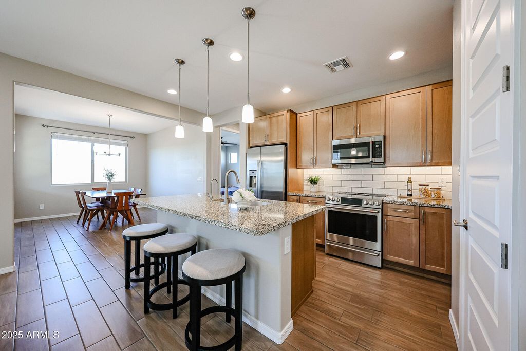 Image 5 of property listing at 18062 W AMBER RIDGE Way, Goodyear, AZ 85338